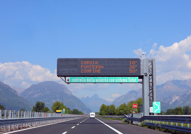 Inserisci la tessera sanitaria e viaggi gratis in autostrada? Ecco tutta la verità