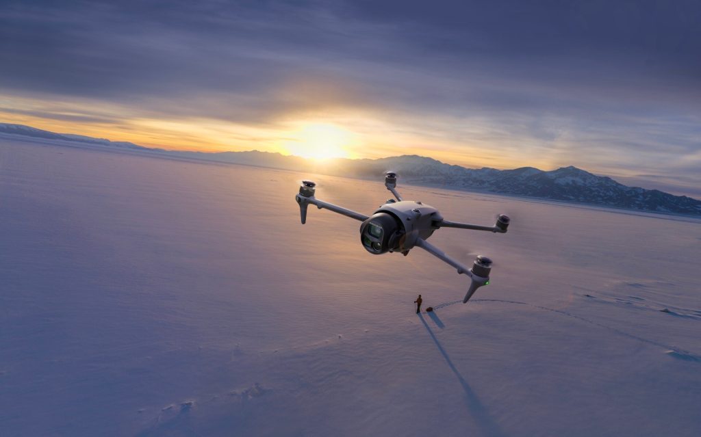DJI sforna il suo drone più incredibile di sempre: Mavic 4 Pro ha 3 fotocamere, riprende a 360° e l'autonomia è pazzesca