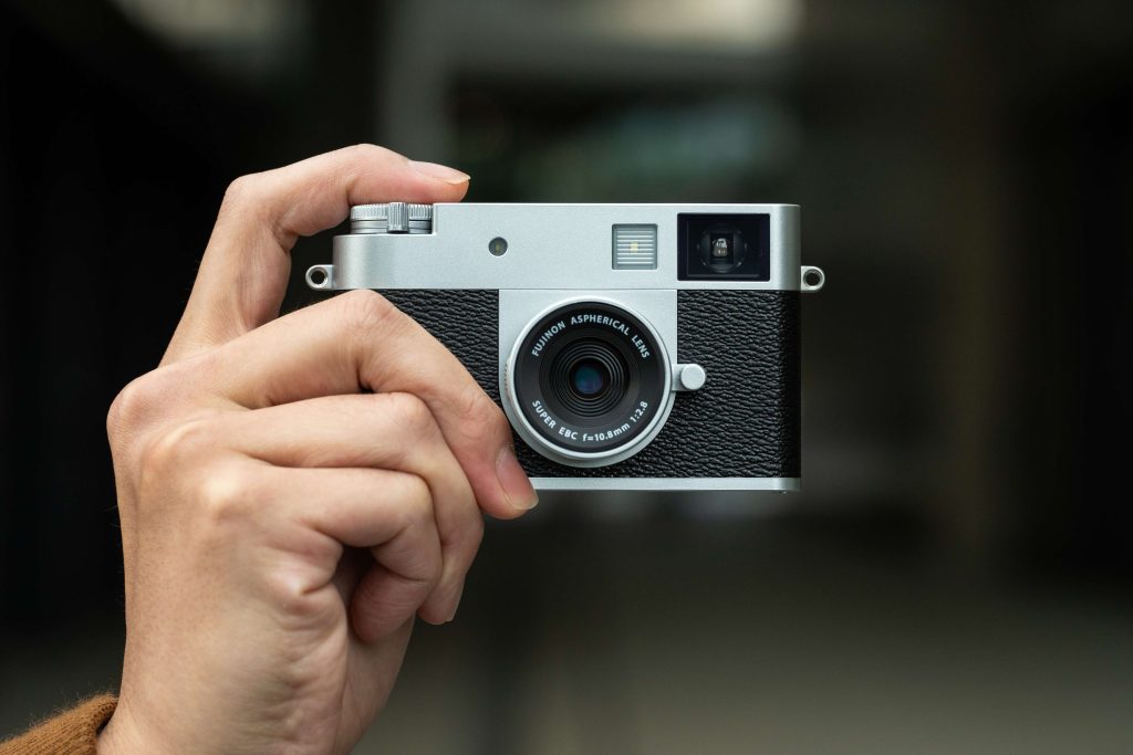 La fotocamera più strana del momento l'ha fatta Fujifilm: ecco X half, la compattissima con spirito analogico
