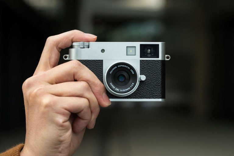 La fotocamera più strana del momento l'ha fatta Fujifilm: ecco X half, la compattissima con spirito analogico
