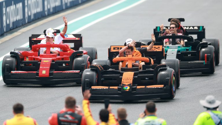 L'ultima follia LEGO: 10 monoposto F1 in scala 1:1 motorizzate hanno sfilato al GP di Miami