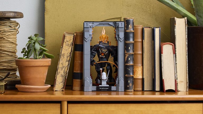 In arrivo il Book Nook LEGO del Balrog: un diorama da libreria ispirato a Il Signore degli Anelli