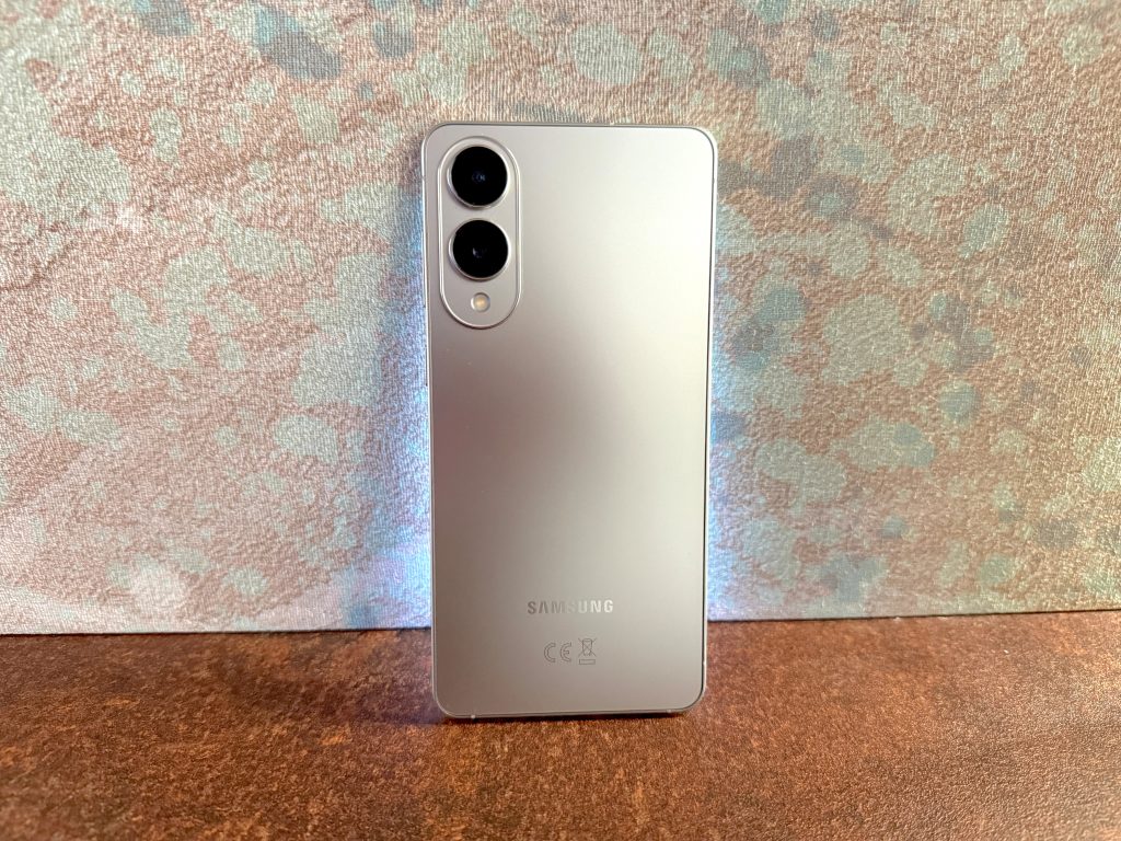 Inizia l'era dei top di gamma ultra-sottili: ecco com'è Galaxy S25 Edge, tra titanio, AI e fotocamera da 200 MP