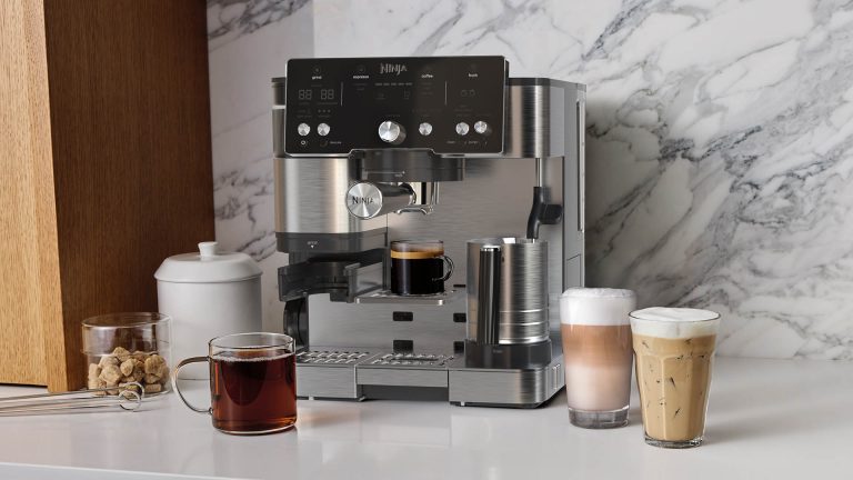 La nuova Ninja Luxe Café è la 3-in-1 che sfida le macchine da bar: fa tutto da sola, espresso, filtro e cold brew