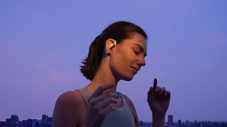 I nuovi auricolari Shokz non tappano l’orecchio, ma suonano alla grande lo stesso