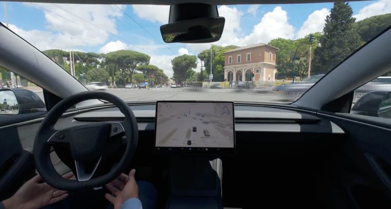 Tesla Model 3 guida da sola in Italia per la prima volta