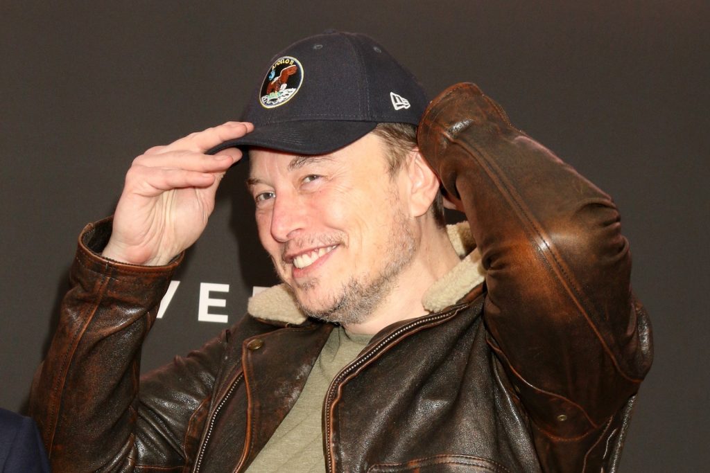 L'ultima provocazione di Musk: una IA gothic lolita (quasi) svestita che flirta con te. Ed è in arrivo anche il maschio à la Cullen-Grey
