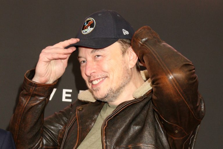 L'ultima provocazione di Musk: una IA gothic lolita (quasi) svestita che flirta con te. Ed è in arrivo anche il maschio à la Cullen-Grey